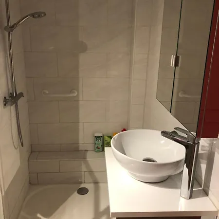 Prune 200m 5 Avec Piscine Et Garage 别墅 *